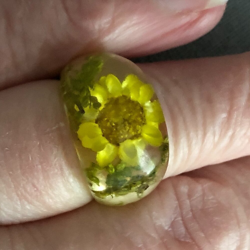 Vintage Estate 70s Lucite Daisy Wildflower Flower Dome Chunky Fairy Boho Ring